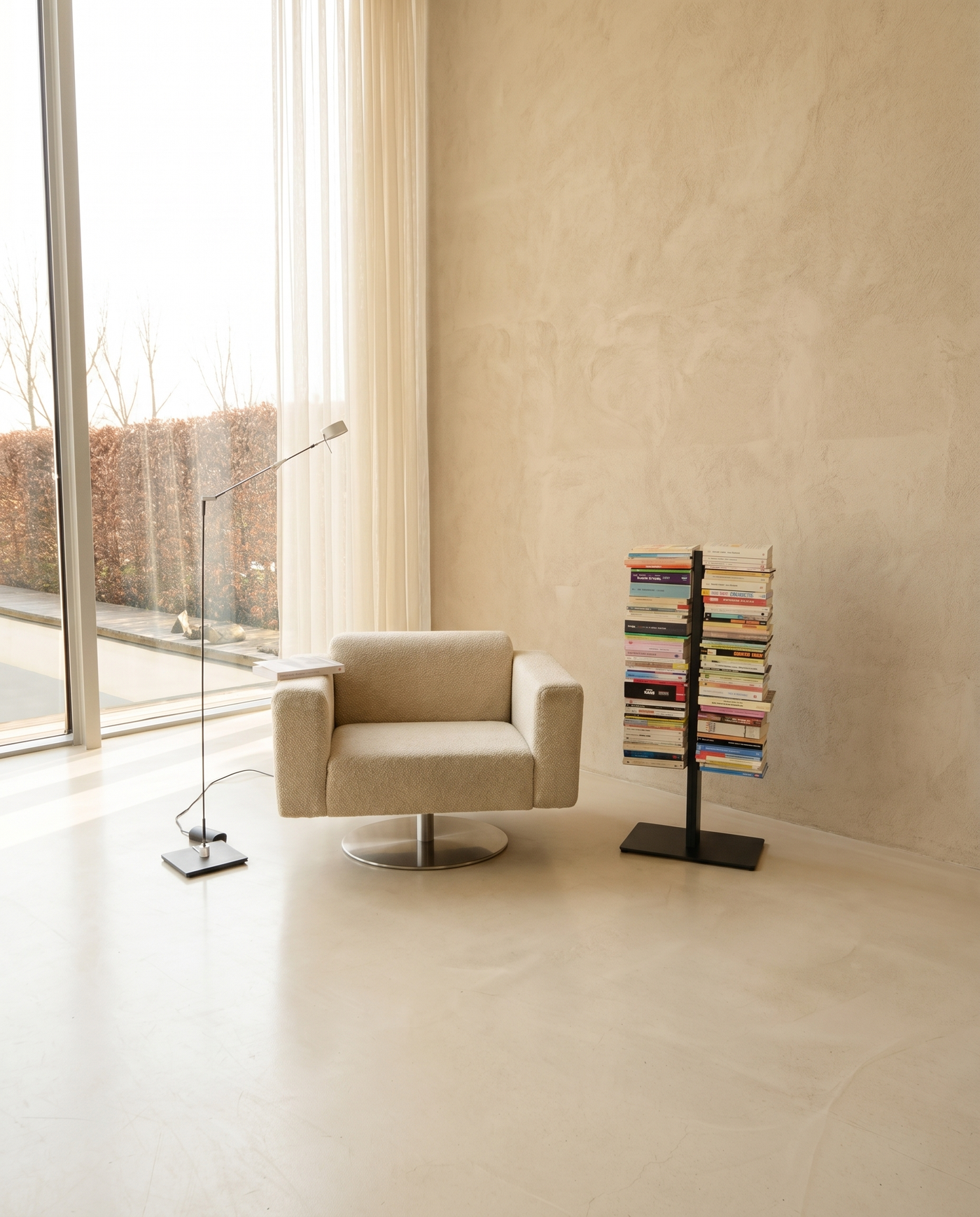 Booksbaum — Bücherturm 1, Stand klein – Ambiente Beige 1 · KI-generiert