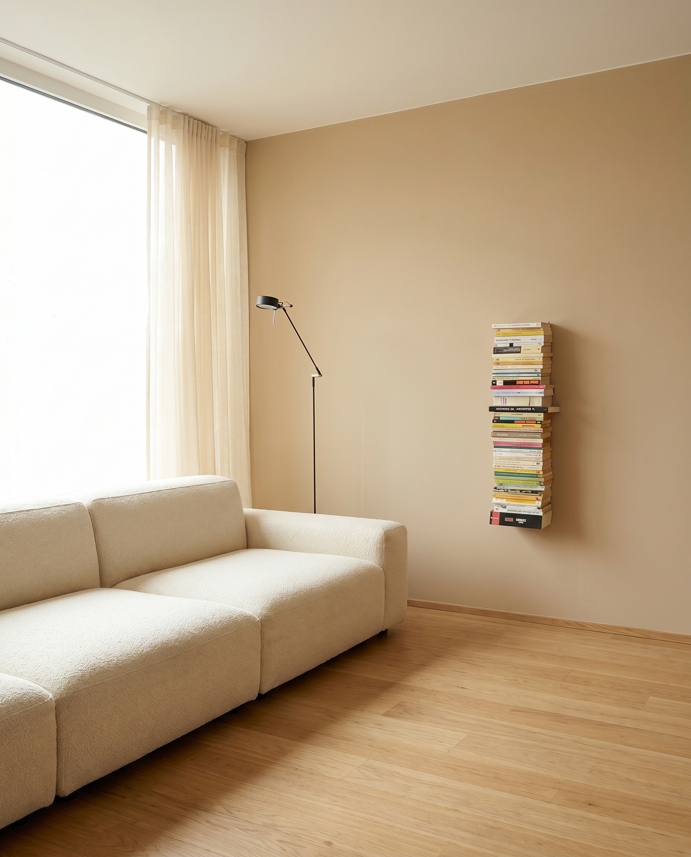 Booksbaum — Bücherturm 2, Wand klein – Ambiente Beige 1 · KI-generiert