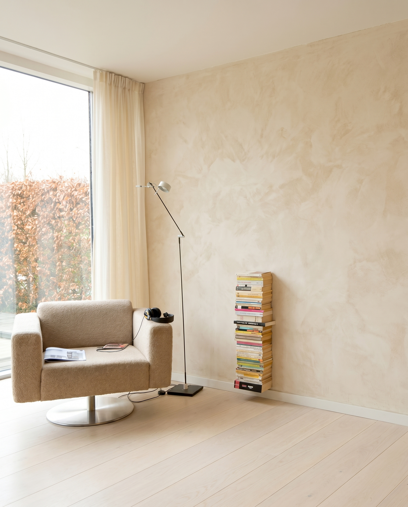 Booksbaum — Bücherturm 2, Wand klein – Ambiente Beige 2 · KI-generiert